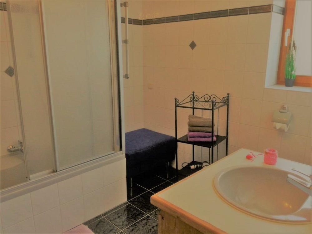 Vorschau: Großes Badezimmer mit Badewanne zum Entspannen
