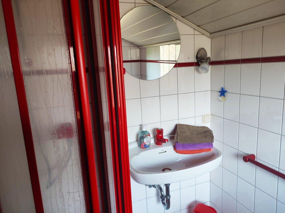 Vorschau: Modernes Badezimmer mit Dusche und WC