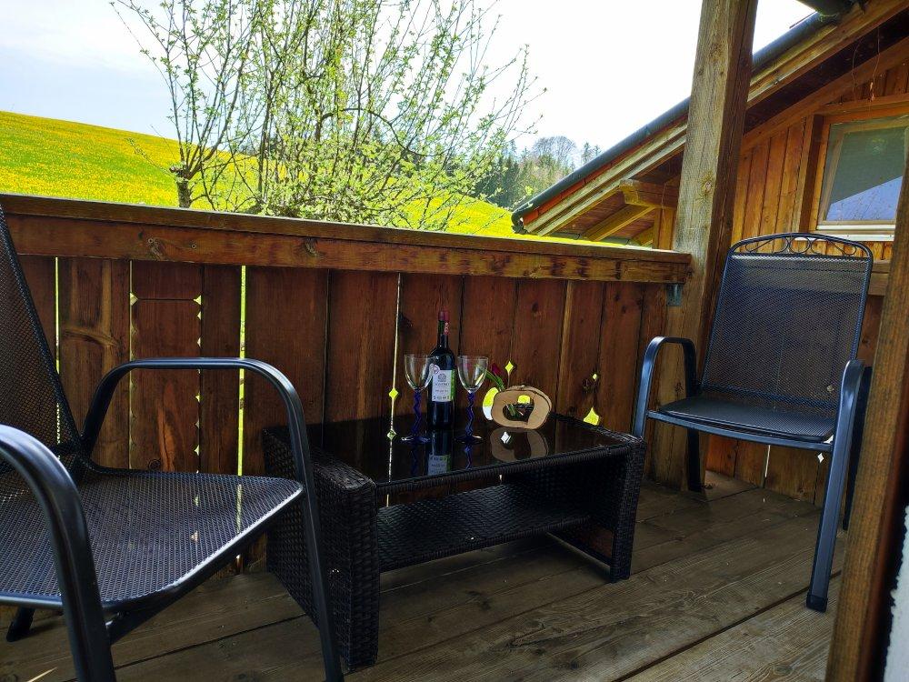 Vorschau: Sonniger Balkon für ein Frühstück im Freien