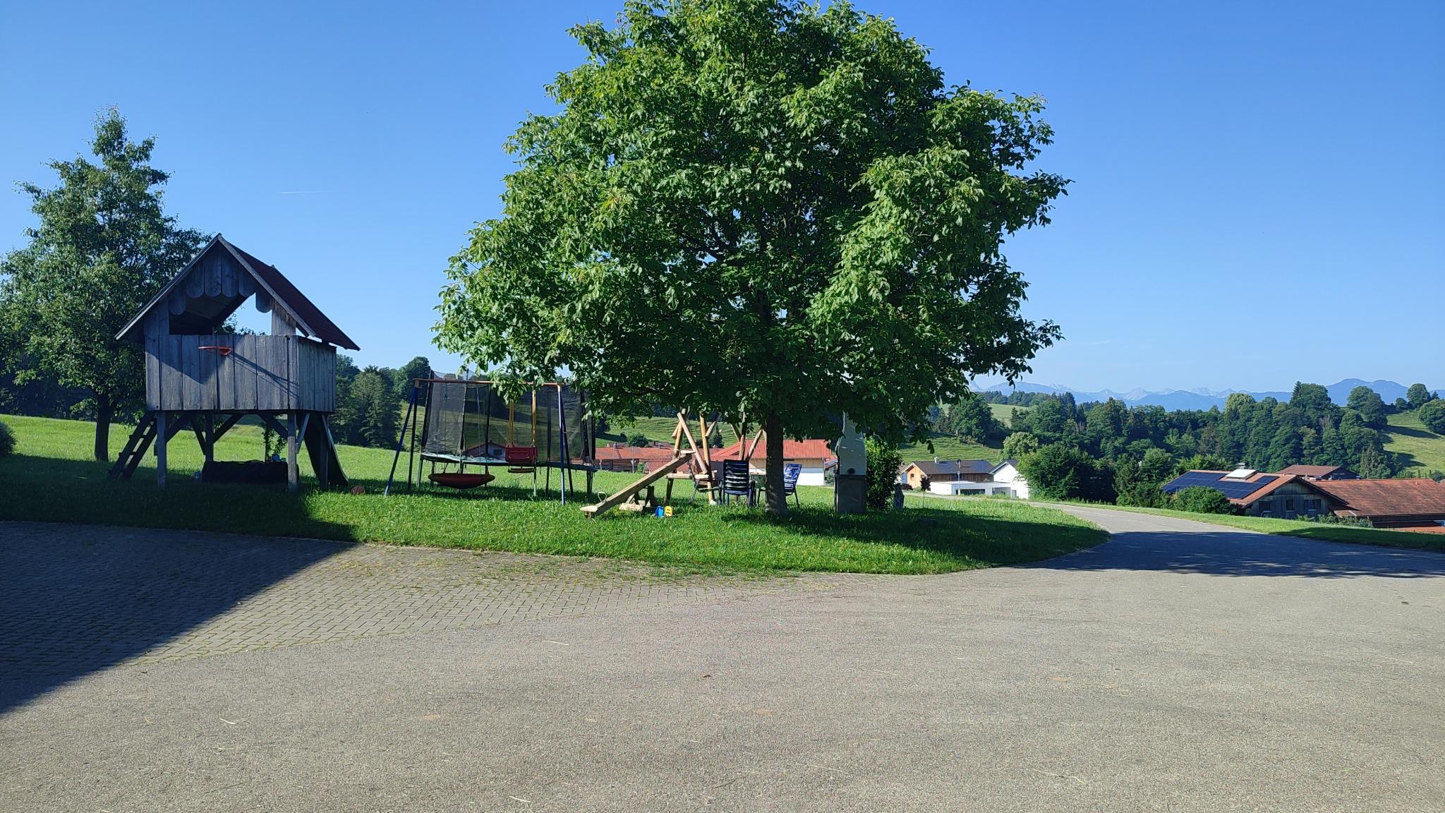 Vorschau: Bäume spenden Schatten am Spielplatz direkt an der Campingwiese