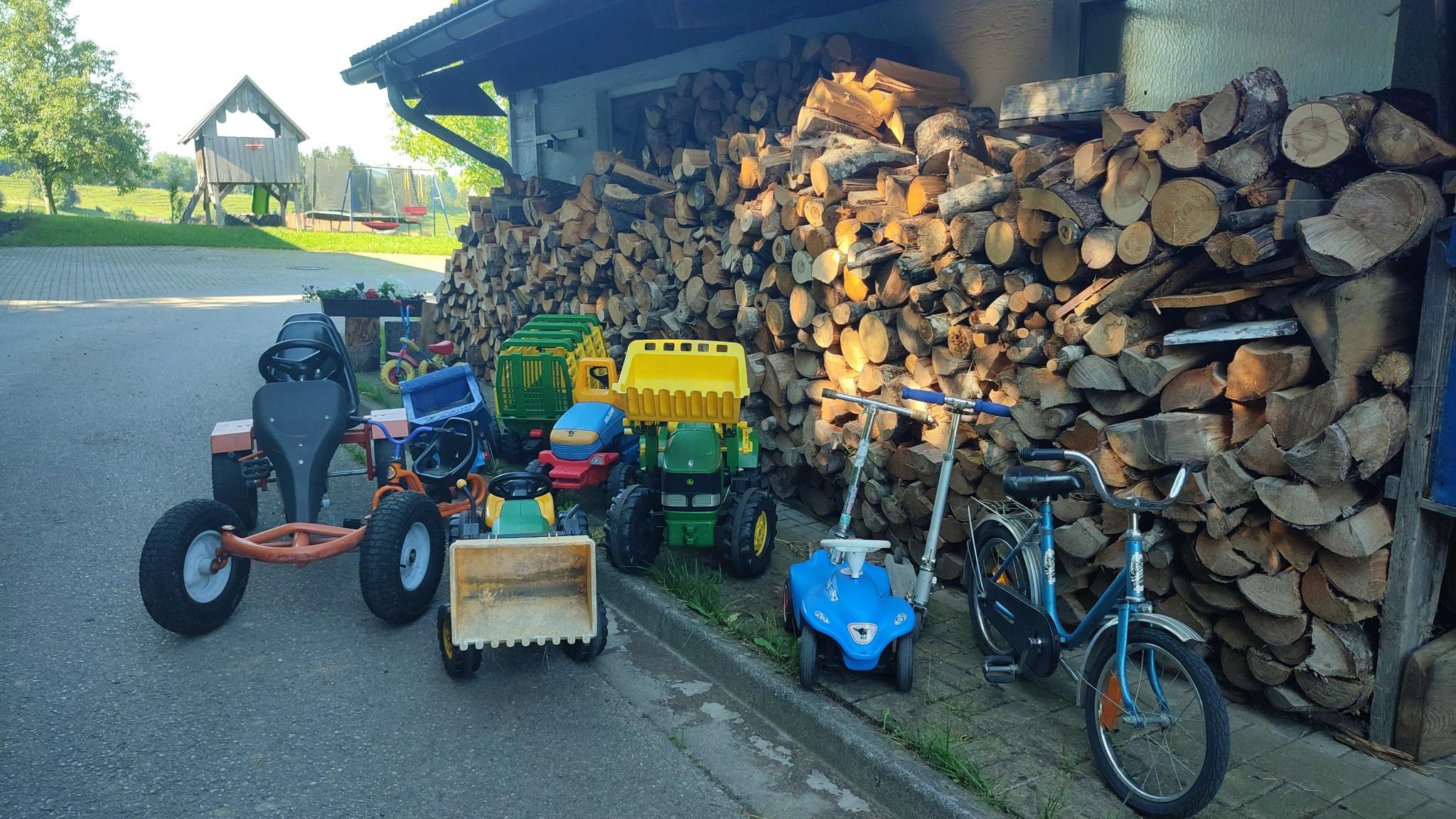Vorschau: Spielzeuge und Fahrzeuge für Kinder auf dem Hof